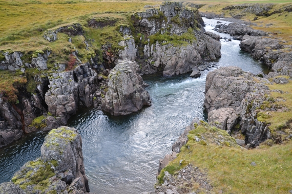 Surtur pool, litteralement : le pool des ténèbres car très sombre et profond. Rivière Hrutafjardara au nord de l'Islande.