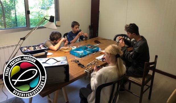 atelier de montage de mouche avec un groupe d'enfant