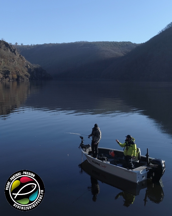 Peche en bateau dans les lacs de barrage en correze avec un guide de pêche Jeremy Bola