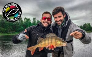 Guide de pêche corrèze avec un client et une belle perche au bord de l'eau