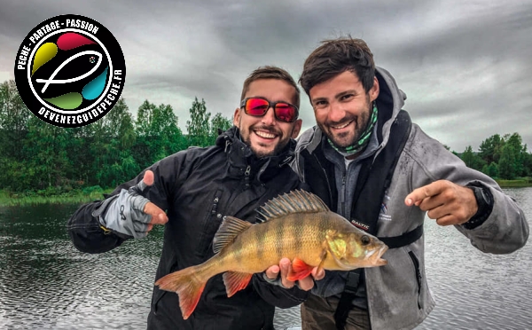 moniteur guide de peche en corrèze avec un client et un beau poisson, une perche