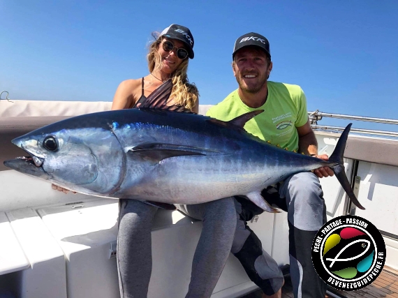 Moniteur guide de pêche en mer en Corse avec une cliente et un beau poisson
Raph Fishing