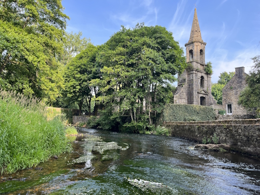 rivière avec un monument