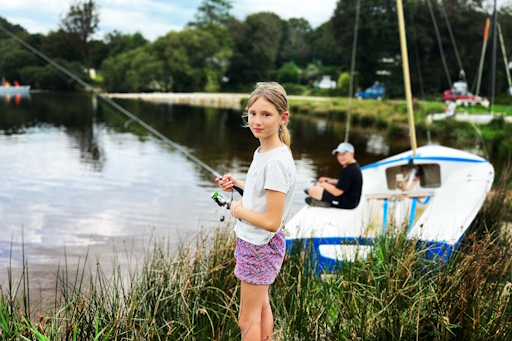 une fille en trin de pêcher