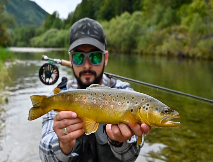 Moniteur guide de pêche à la mouche truite