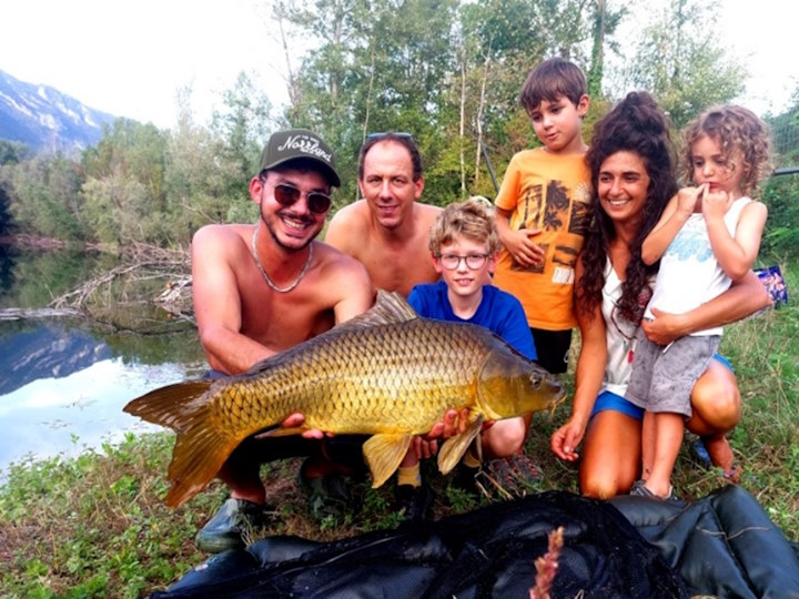 simon prieto moniteur guide peche avec une famille et un e grosse carpe