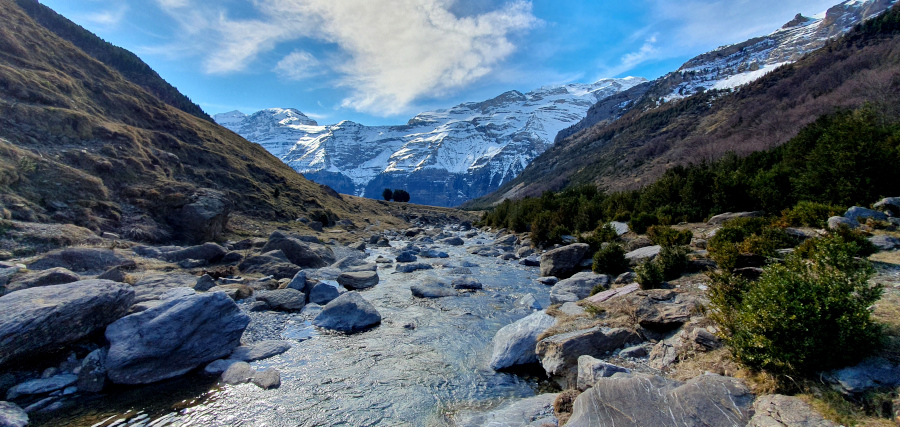 rivière montagne avec neige